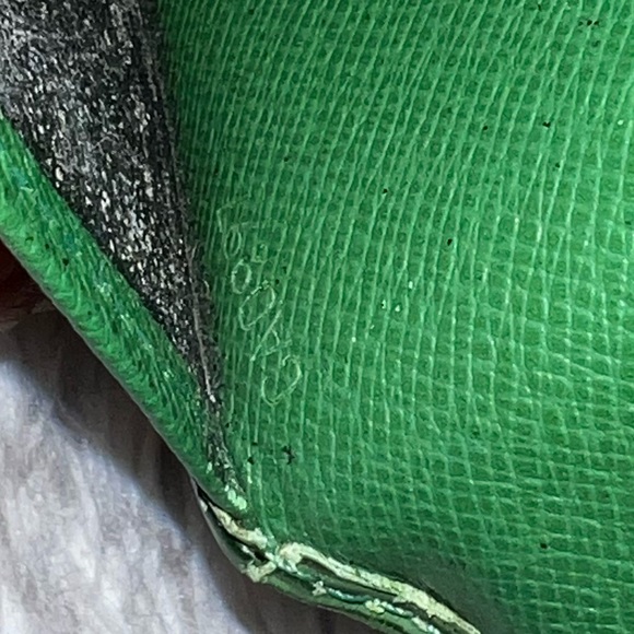 LOUIS VUITTON LV authentic GREEN EPI cardholder wallet PASSPORT HOLDER LIKE NEW - Picture 5 of 11